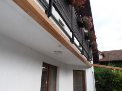 Pozednice pergoly připevněná zespodu na balkonovou podlahu