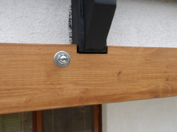 Detailní úprava pozednice u podpěry balkonového zábradlí