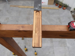 Vyfrézovaná drážka do které bude zapuštěn hák pro okapový žlab