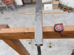 Okapový hák vsazený do drážky a překrytý těsnící mikropryží