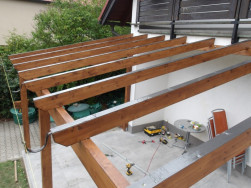 Takto jsou připravená pergolová ráhna s okapovými háky a těsněním před položením polykarbonátu