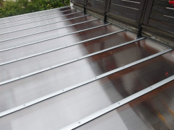 Polykarbonát jsme na ráhno připevnili Al lištou a Fasto šrouby