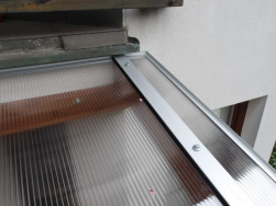 Strany polykarbonátu jsou zakončeny Al lištou se zvýšenou hranou