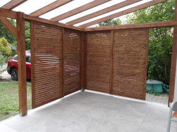 Dvě pergolové zástěny jsme přidělali napevno, dvě jsou posuvné