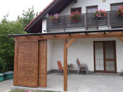 Zakázka na moderní zahradní pergolu s posuvnou trelážovou zástěnou
