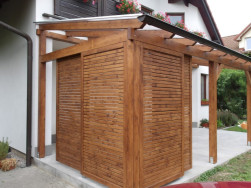 Dřevo pergoly i zástěny jsme ošetřili lazurou Tikkurila Valti v odstínu 5071