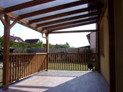 Pergolu jsme doplnili o čeln&iacute; a bočn&iacute; z&aacute;bradl&iacute;