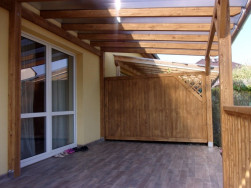 Druh&aacute; bočn&iacute; strana byla doplněna z&aacute;stěnou Modern v typick&eacute;m rozměru