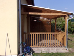 V horn&iacute; č&aacute;sti jsou obě z&aacute;bradl&iacute; zakončena hladce hoblovan&yacute;m dřevěn&yacute;m madlem