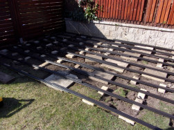 Z kompozitn&iacute;ch hranolů jsme smontovali ro&scaron;t , kter&yacute; byl nav&iacute;c podložen starou dlažbou