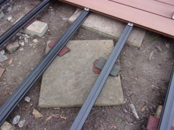 WPC prkna jsme k podkladov&yacute;m ro&scaron;tům přichytili pomoc&iacute; nerezov&yacute;ch klipů