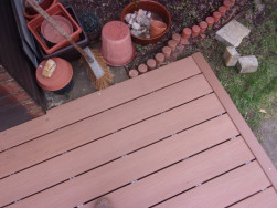 Okraj podlahy ukončen rohovou li&scaron;tou, aby podlaha vypadala uceleně a pohledově se zakryl podkladn&iacute; ro&scaron;t