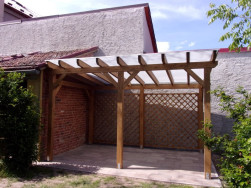 Ozdobn&eacute; mř&iacute;že Zuzana jako estetick&yacute; doplněk do st&aacute;vaj&iacute;c&iacute; dřevěn&eacute; pergoly