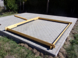 Stavba zahradn&iacute; chaty začala z&aacute;kladov&yacute;m hranolem z tvrd&eacute;ho plastu