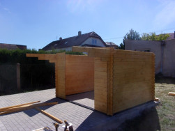 Chata Georg m&aacute; pouze jednu m&iacute;stnost a velkou zastře&scaron;enou terasu