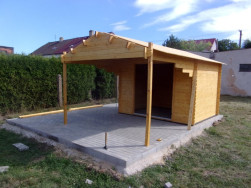 Zahradn&iacute; chatu Georg se s&iacute;lou stěny 28 mm jsme montovali na povrch ze z&aacute;mkov&eacute; dlažby