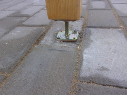 Hranol podp&iacute;raj&iacute;c&iacute; střechu terasy jsme kotvili na ocelovou nastavitelnou patku při&scaron;roubovanou do betonu terasy