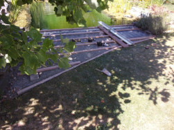 Podkladem pod molo byl drobn&yacute; &scaron;těrk a betonov&eacute; dlaždice