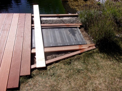 Na ro&scaron;t jsme při&scaron;roubovali jednotliv&aacute; prkna s jemnou dr&aacute;žkou nahoru, kter&aacute; zabr&aacute;n&iacute; klouz&aacute;n&iacute;