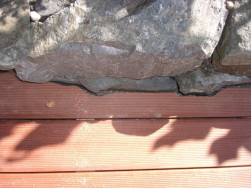 Jednu stranu jez&iacute;rka tvořily kameny a prkna z exotick&eacute; dřeviny bylo potřeba ručně upravit