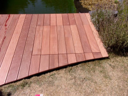 Poklop &scaron;achty jsme připevnili na nerezov&eacute; panty