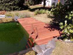 Souč&aacute;st&iacute; jez&iacute;rkov&eacute;ho mola byly i dřevěn&eacute; schůdky do vody.