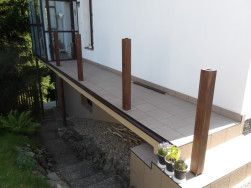 Původní kování pro zábradlí u vstupní terasy kotvené do podlahy jsme oblékli do nového