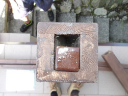 Na kovové úchyty jsme nasadili dřevěné tubusy ke kterým připevníme pomocné latě