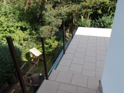 Kovovou konstrukci zadní terasy připevněné z boku jsme očistili a nově natřeli