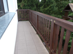 Horní část nového zábradlí byla zakončena širokým madlem