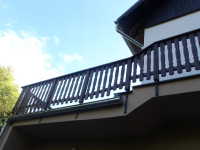 Nové dřevěné zábradlí na terasách patrového domu