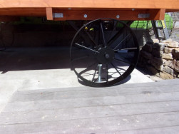 Kovov&yacute; podvozek s koly usnadn&iacute; př&iacute;padnou manipulaci s maringotkou