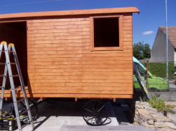 Maringotka je vyrobena ze smrkov&eacute;ho dřeva, s&iacute;la stěny je 19 mm