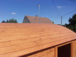 Na dřevěn&yacute; stře&scaron;n&iacute; z&aacute;klop bude položena červen&aacute; asfaltov&aacute; lepenka