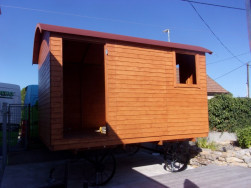 Maringotka se skl&aacute;d&aacute; z jednotliv&yacute;ch panelů a jej&iacute; mont&aacute;ž je poměrně rychl&aacute;