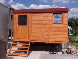 Dveře i okna maringotky jsou zasklena jednoduch&yacute;m sklem