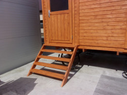 Souč&aacute;st&iacute; maringotky Joey jsou i dřevěn&eacute; schody