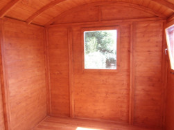 Vnitřn&iacute; prostor maringotky je &uacute;tuln&yacute; a poměrně prostorn&yacute;