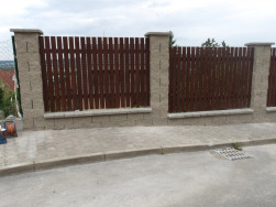 Smontovan&aacute; plotov&aacute; pole jsme do betonov&yacute;ch sloupků kotvili pomoc&iacute; chemick&eacute; malty a vratov&yacute;ch &scaron;roubů s podložkou a matic&iacute;