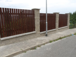 Povrchov&aacute; &uacute;prava dřevěn&eacute;ho plotu byla provedena lazurou palisandr