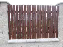 Mezi jednotliv&yacute;mi plotov&yacute;mi plaňkami je mezera 25 mm