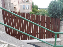 Dřevěn&yacute; plot jsme instalovali ve velmi svažit&eacute;m ter&eacute;nu