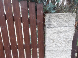 Plotov&eacute; plaňky s &uacute;kosem jsme na plotov&eacute; r&yacute;gle připevnili pomoc&iacute; nerezov&yacute;ch vrutů