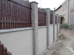 Dřevěn&yacute; plot bylo nutn&eacute; instalovat z vněj&scaron;&iacute; strany, vnitřn&iacute; v&yacute;&scaron;ka byla cca 2 metry