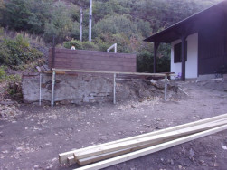 Na nosn&yacute; r&aacute;m chaty jsme použili impregnovanou borovici, hranol 8,8 x 8,8 cm