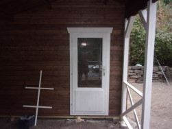 Z&aacute;kazn&iacute;kovi jsme na chatě Kukka provedli duo n&aacute;těr. Chata v odst&iacute;nu ka&scaron;tan, doplňky b&iacute;l&eacute;