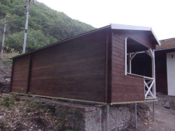 Bočn&iacute; strany střechy jsou ukončeny dřevěn&yacute;m &scaron;t&iacute;tov&aacute;n&iacute;m