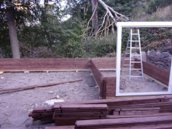 Chata Kukka se skl&aacute;d&aacute; z jedn&eacute; mal&eacute; m&iacute;stnosti a velk&eacute; zastře&scaron;en&eacute; terasy