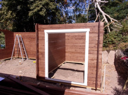 Do uzamykateln&eacute; č&aacute;sti bude na podkladov&yacute; ro&scaron;t položena palubkov&aacute; podlaha