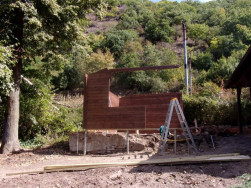 Stavba chaty je rychl&aacute;. Do jednotliv&yacute;ch prken jsou udělan&eacute; z&aacute;řezy a prkna do sebe perfektně zapadaj&iacute;